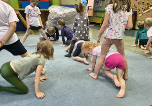 Dzieci chodzą na piętach w kole.