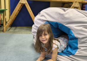 Dziewczynka przechodzi przez tunel.