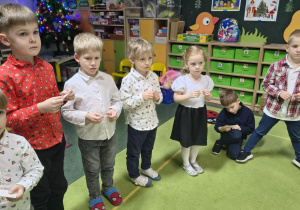 Chłopcy słuchają świątecznych życzeń.