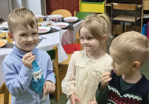 Dzieci dzielą się opłatkiem.