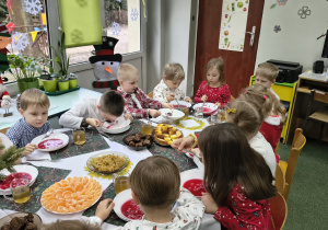 Dzieci jedzą święteczną zupę.