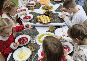 Dzieci spożywają świąteczny obiad.