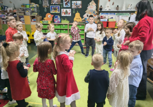Dzieci stoją w kole podczas słuchania życzeń.