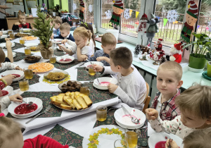Dzieci z grupy Biedronek jedzą barszcz czerwony.
