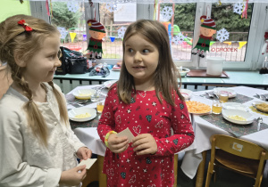 Dziewczynki składają sobie świąteczne życzenia.