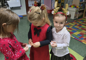 Dziewczynki z grupy Biedronek dzielą się opłatkiem.