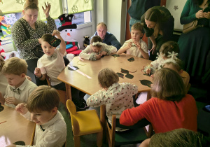 Dzieci uczestniczą w warsztatach świątecznych.