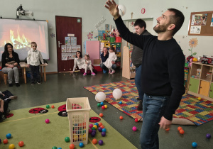 Tata odbija ręką balon.