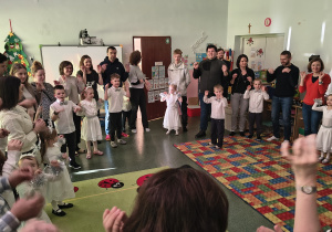 Wspólny taniec świąteczny dzieci i rodziców.
