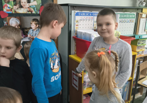 Dzieci pokazują samogłoskę E.