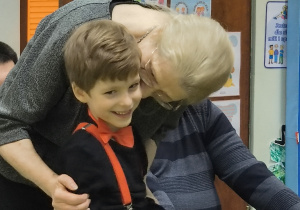 Babcia przytula wnuka po skończonym występie.