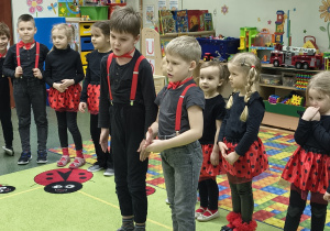 Chłopcy podczas recytacji wiersza.