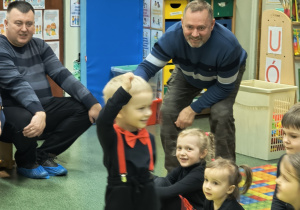 Chłopiec pokazuje wybraną bajkę w zabawie kalambury.