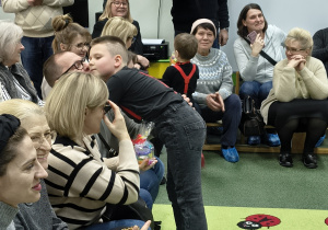 Chłopiec przytula się do babci podczas składania życzeń.
