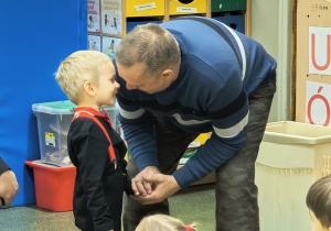 Chłopiec ze swoim tatą podczas wspólnej zabawy w kalambury.