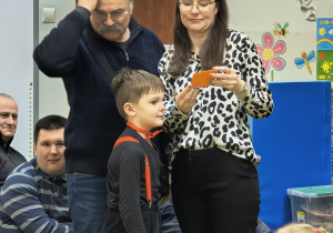 Dziadek z wnuczkiem podczas zabawy w rebusy.