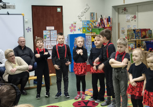 Dzieci śpiewają piosenkę.