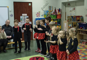 Dzieci z grupy Biedronek składają dziadkom życzenia.