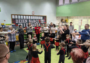Dzieci z nauczycielkami oraz dziadkami tańczą do wybranej piosenki.