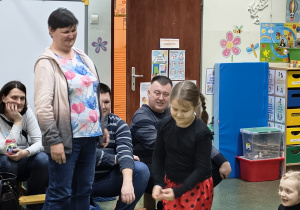 Dziewczynka z babcią pokazują wybraną bajkę.