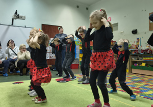 Dziewczynki tańczą w rytm muzyki.