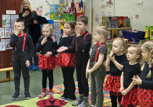 Mali artyci przesyłają gościom całusy.