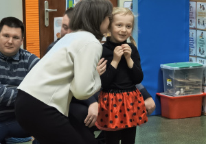 Mama z córką podczas zabawy w kalambury.