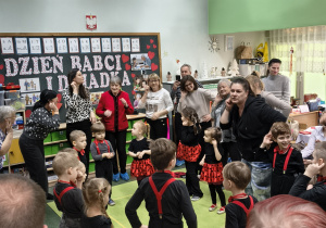 Wspólna zabawa muzyczno-ruchowa.