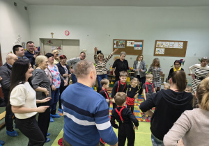Wspólny taniec dzieci oraz dzuadków.