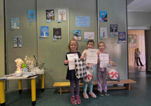 Grupa Motylki - zdjęcie pamiątkowe dzieci z dyplomami.