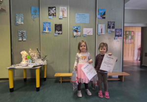 Grupa Pszczółek - zdjęcie pamiątkowe dzieci z dyplomami.