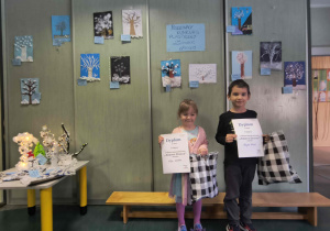 Grupa Sówek - zdjęcie pamiątkowe dzieci z dyplomami.