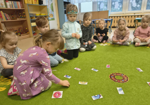 Dziewczykna szuka ilustracji z połową pączka.