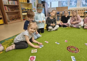 Dziewczynka sprawdza czy połówki pączka pasują do siebie.