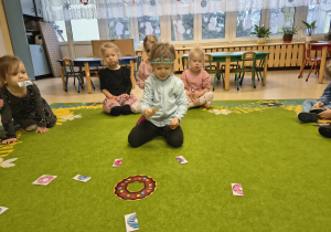 Dziewczynka odnajduje ilustrację z połową pączka.