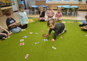 Dziewczynka ogląda ilustracje z połówkami pączków.