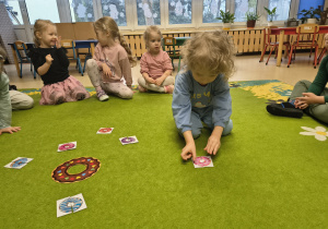 Chłopiec łączy ilustracje z połówkami pączka.