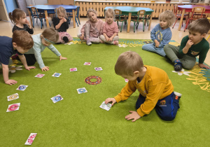 Chłopiec sprawdza czy połówki pączka pasują do siebie.