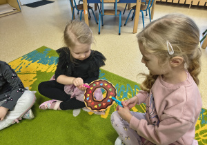 Ćwiczenia motoryki małej z wykorzystaniem klamerek.