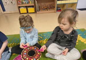 Ćwicenia palców i całej dłoni z wykorzystaniem klamerek.