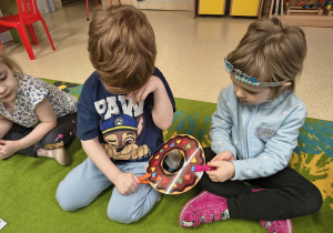Ćwiczenia sprawnościowe palców i dłoni z wykorzystaniem klamerek do bielizny.