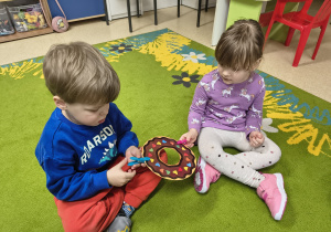 Ćwiczenia sprawnościowe palców i całej dłoni.