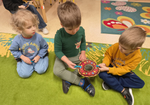 Ćwicenia palców i całej dłoni z wykorzystaniem klamerek.