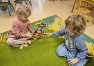 Ćwiczenia sprawnościowe palców i całej dłoni.