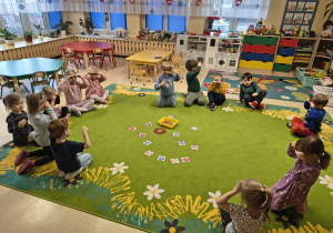 Dzieci słuchaja piosenki pt. "Nie widzę tu pączka".