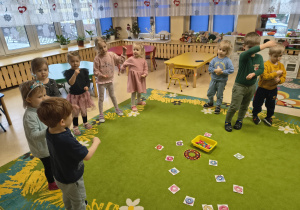 Dzieci naśladują mieszanie w misce ciasta do pączków.