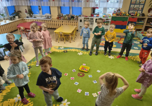 Dzieci naśladują lepienie małych pączków.