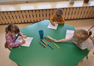 Dzieci wykonują pracę w karcie pracy.