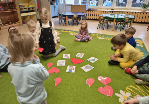 Dziewczynka szuka brakującej połowy serca.