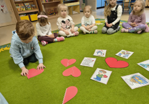 Chłopiec łączy dwie połówki rozciętego serca.